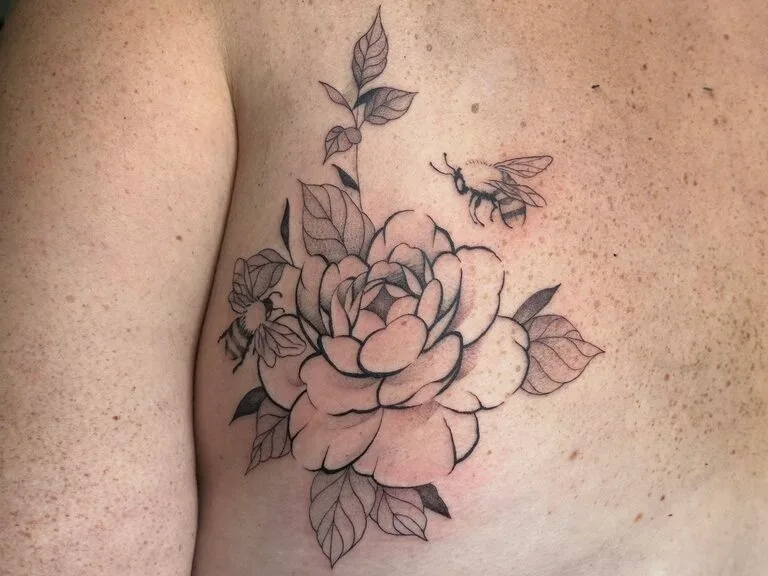 Une pivoine et des abeilles, tatouées au Studio Pixel à Grenoble